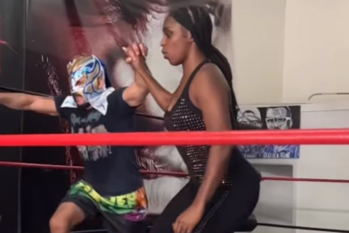 Former WWE Women's Champion Naomi Sparks Comeback Rumors Wit...