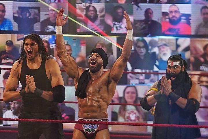 The Former WWE Champion Returns To WWE Raw Along with New Fa...