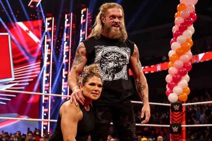 WWE Royal Rumble 2022 Results: Edge & Beth Phoenix Vs. The M...