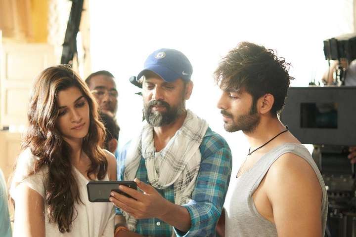 Kriti recalls 'Luka Chuppi' memories on 'Mimi' set