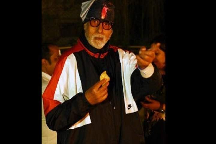 Big B went gujiya-gorging on Holi!