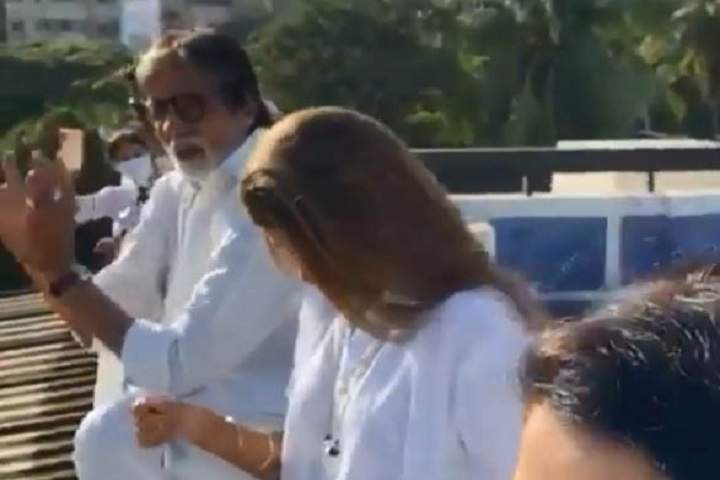 Big B, Akshay, Hrithik take part in Janata Curfew clapping i...