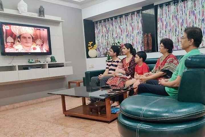 Arun Govil watches 'Ramayan' with family, photo goes viral