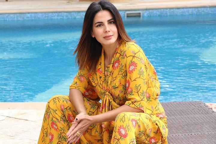 Kirti Kulhari suggests we follow a daily routine during lock...