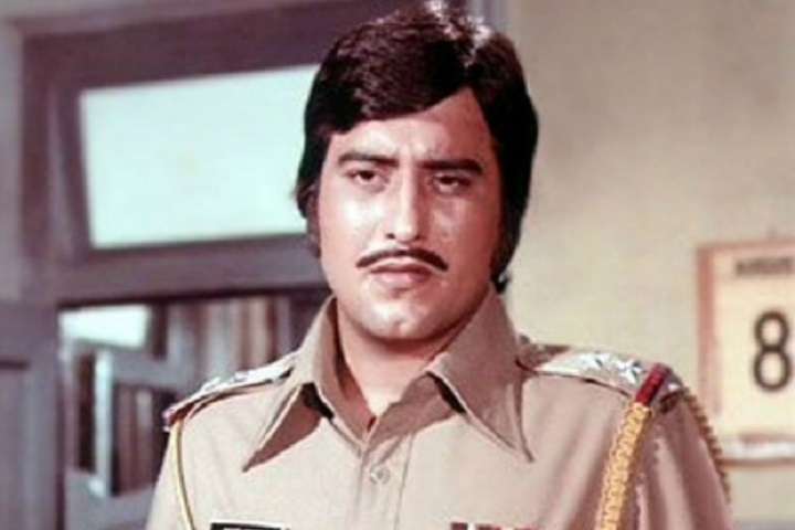 Akshaye Khanna remembers father Vinod Khanna on death annive...