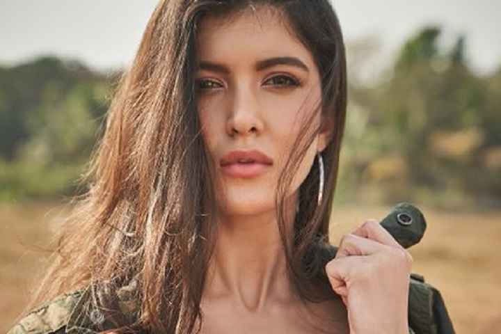 Karan Johar To Launch Sanjay Kapoor's Daughter Shanaya Kapoo...