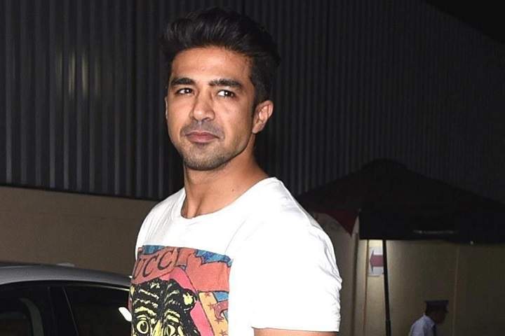 Moved by Saqib's performance, Jimmy Amarnath gifts him his f...