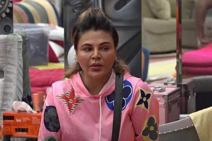 'Bigg Boss 15': Rakhi Sawant throws water at Abhijit as he s...