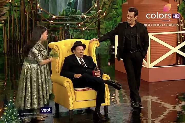 'Bigg Boss 15': Salman Khan, Dharmendra recreate iconic bike...
