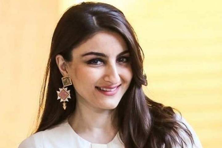 Soha celebrates new year with family, posts pics with Saif, ...