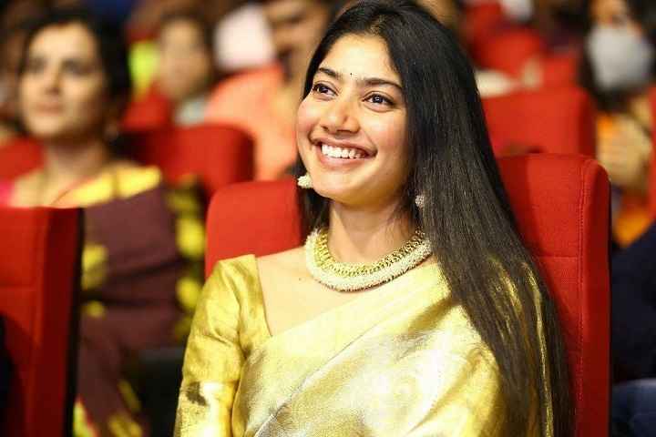 Director Sukumar Lauds Actress Sai Pallavi At Aadallu Meeko ...