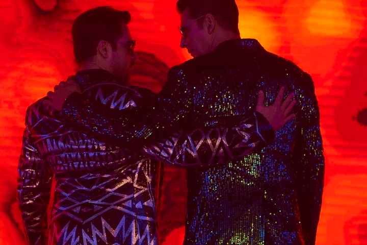 Akshay Kumar And Emraan Hashmi Recreates Iconic Main Khiladi...