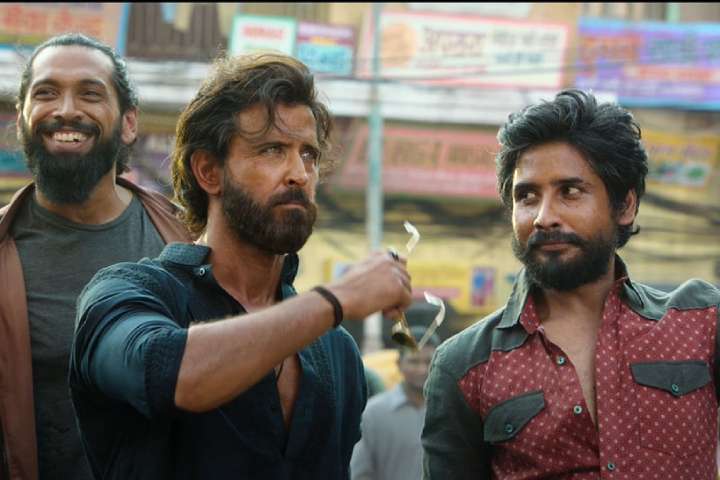 Rakesh Roshan Reviews Hrithik Roshan And Saif Ali Khan's Act...