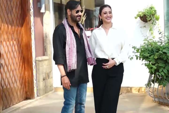 Ajay Devgn-Tabu's 'Auron Mein Kahan Dum Tha' To Clash With S...